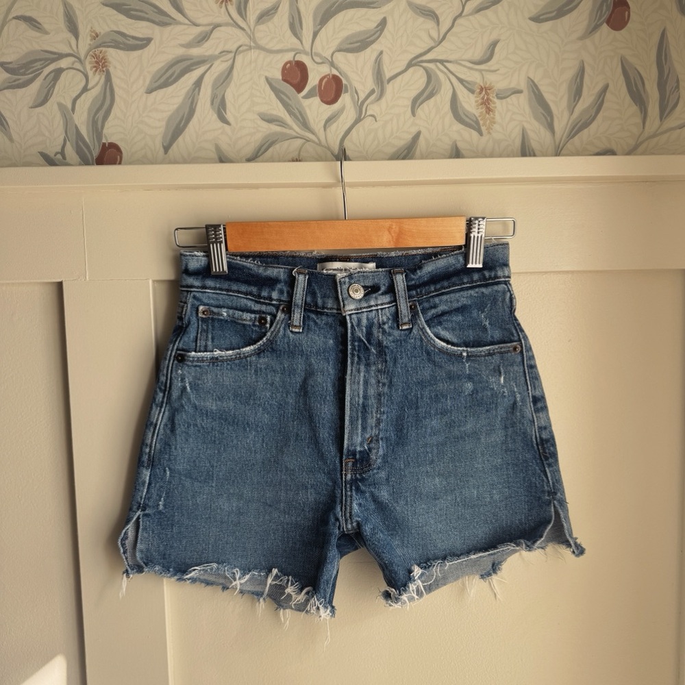 Abercrombie The 4” Mom Short High Rise size 24